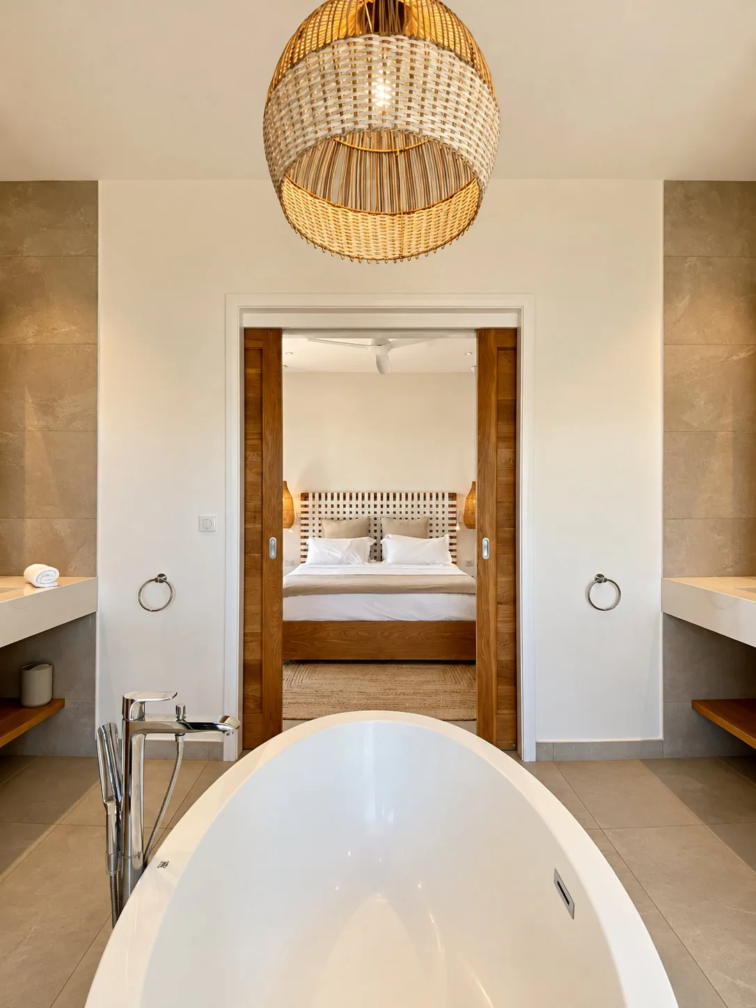 Baignoire îlot face à la chambre, suspension en rotin