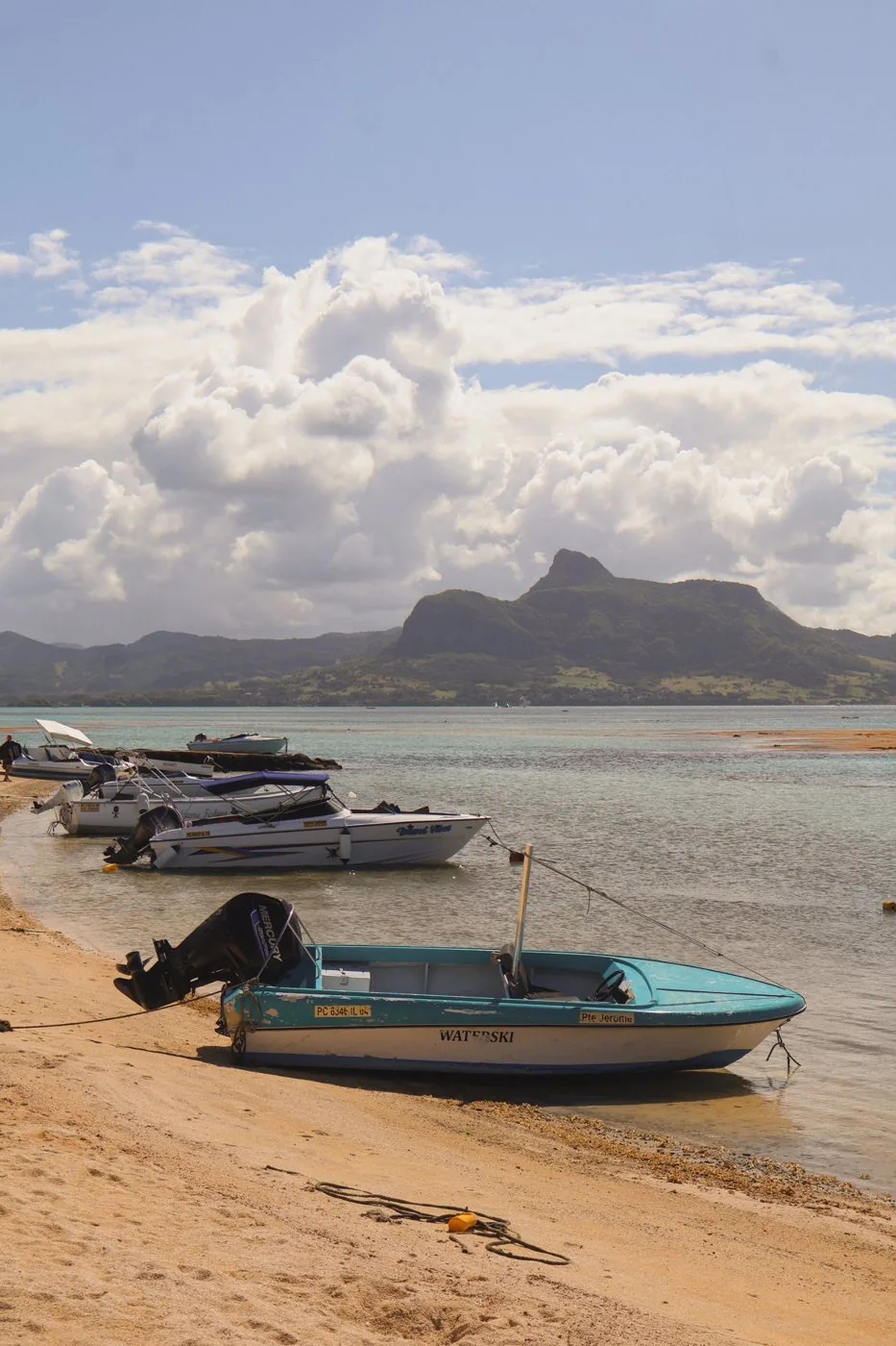 Bateaux sur la plage, montagne en arrière-plan, Preskil Island Resort