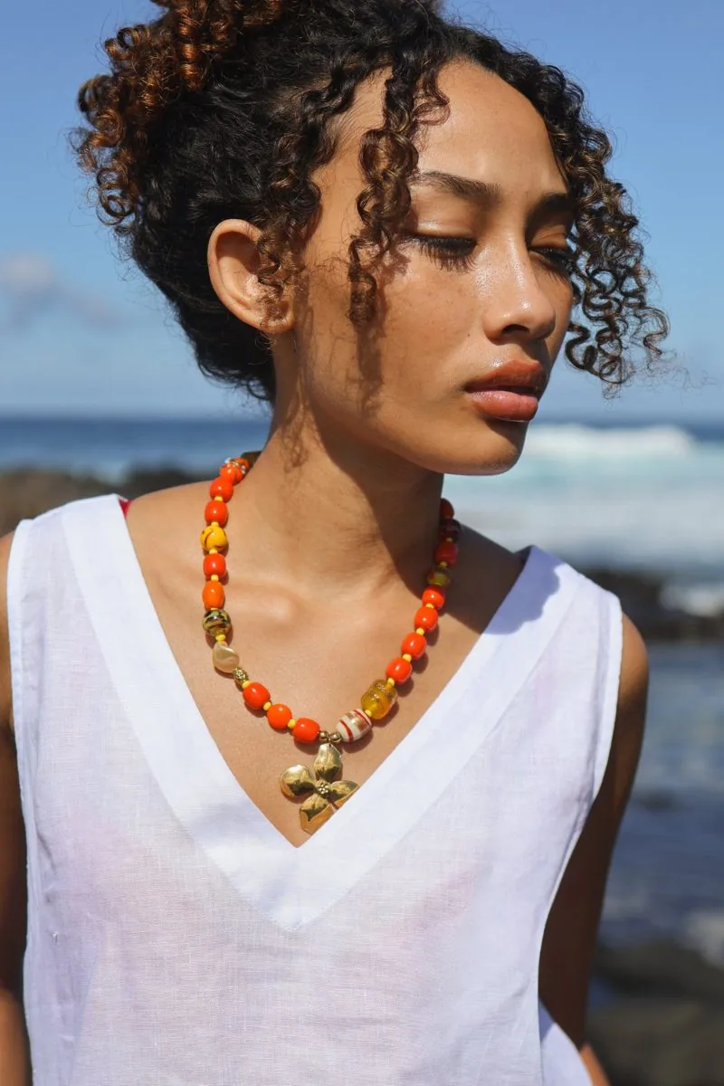 Collier orange sur top en lin blanc, Le Rendez-vous