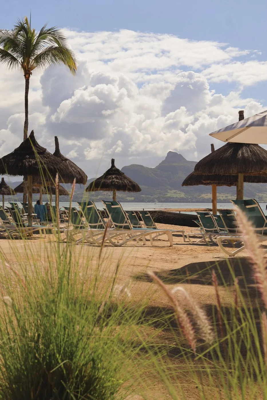 Lagon turquoise et transats sous les paillotes, Preskil Island Resort
