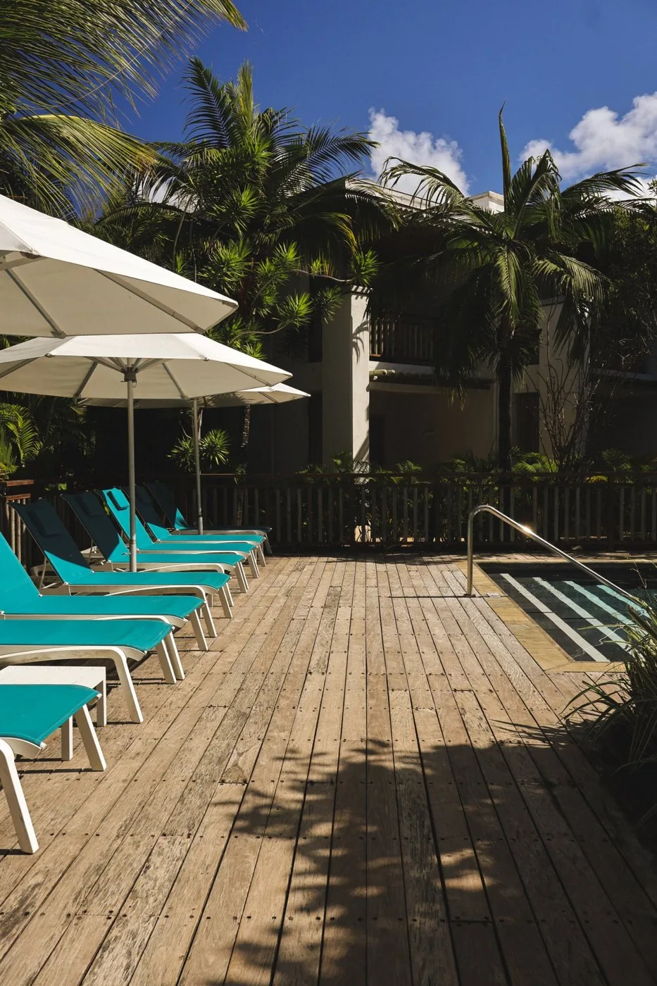 Transats au bord de la piscine, Preskil Island Resort