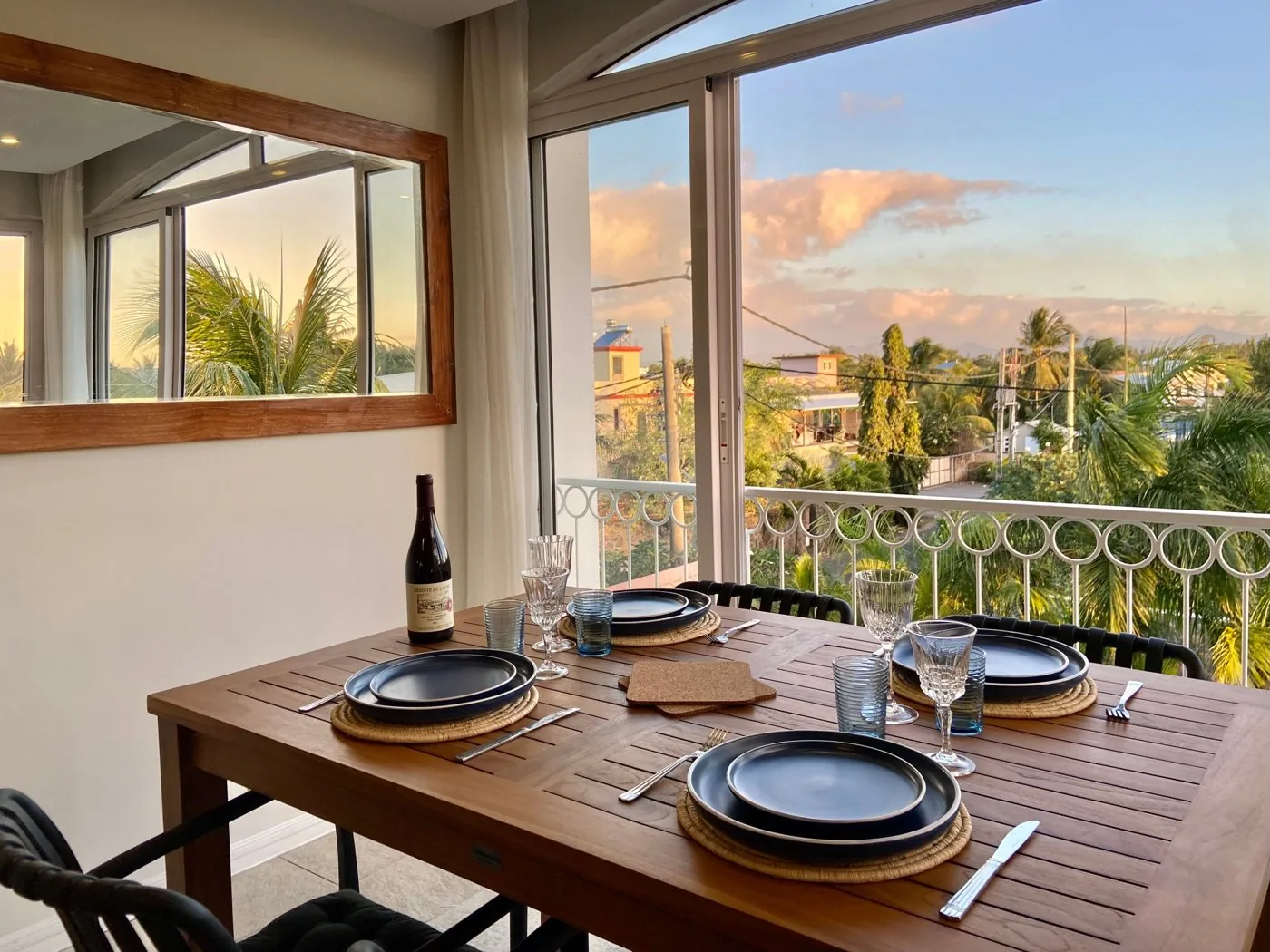 Table dressée au coucher du soleil