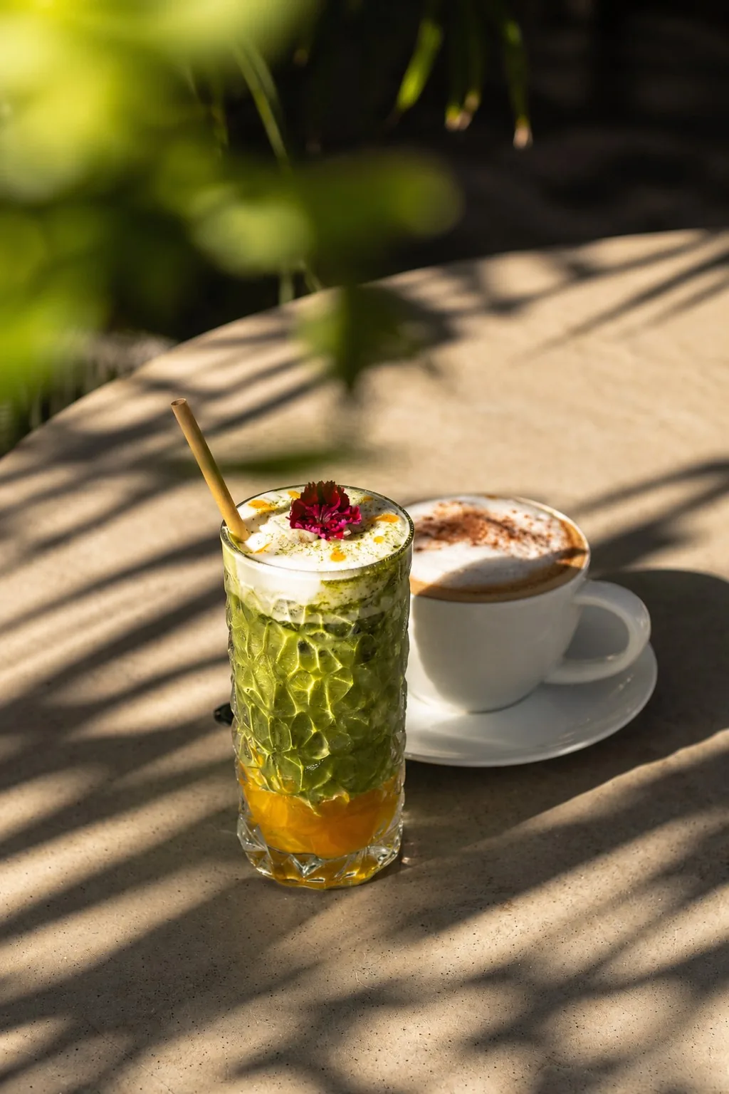 Matcha glacé et cappuccino au soleil