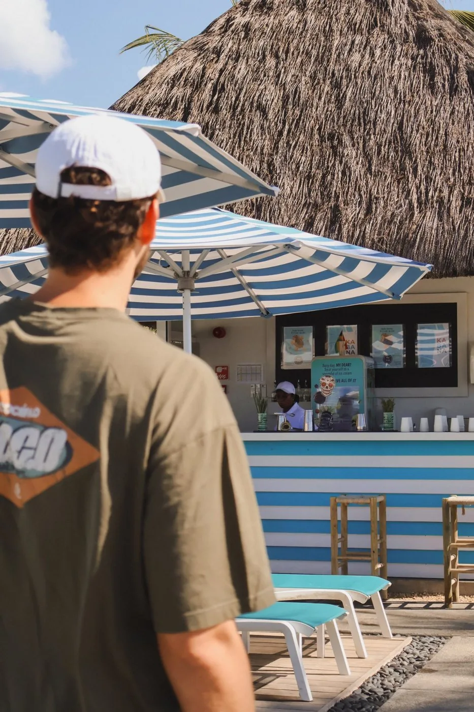 Client devant le bar de plage rayé, Preskil Island Resort