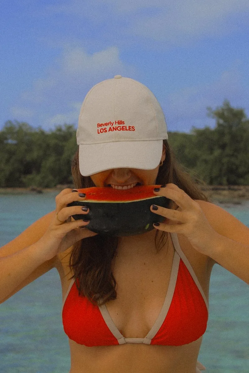 Croquer une pastèque au bord du lagon, bikini rouge, Sunaë