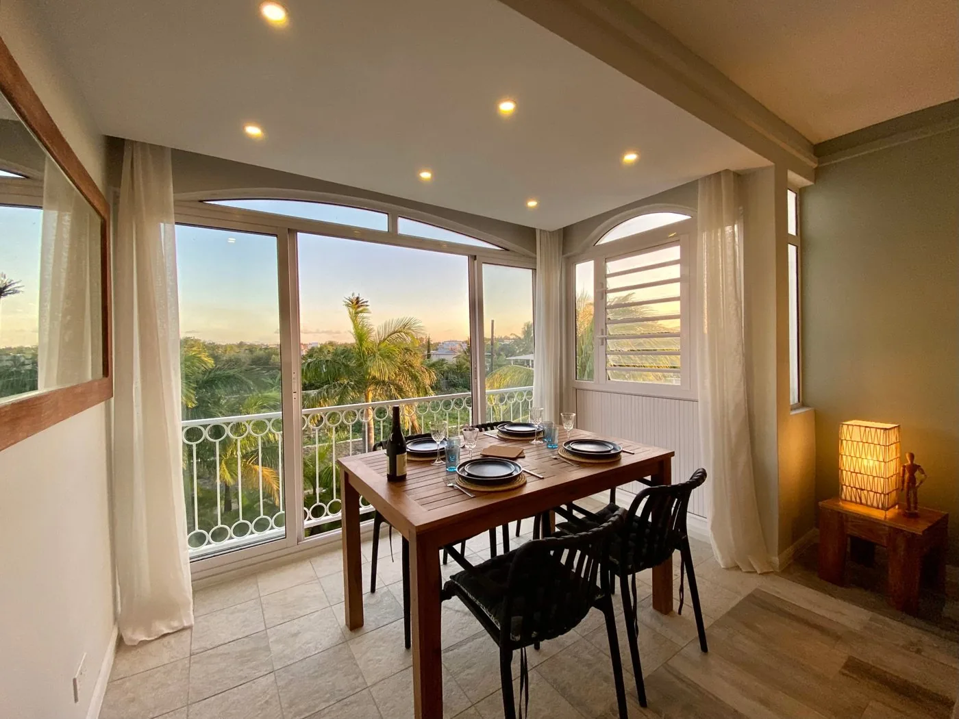 Salle à manger face au coucher de soleil, appartement à Grand Baie